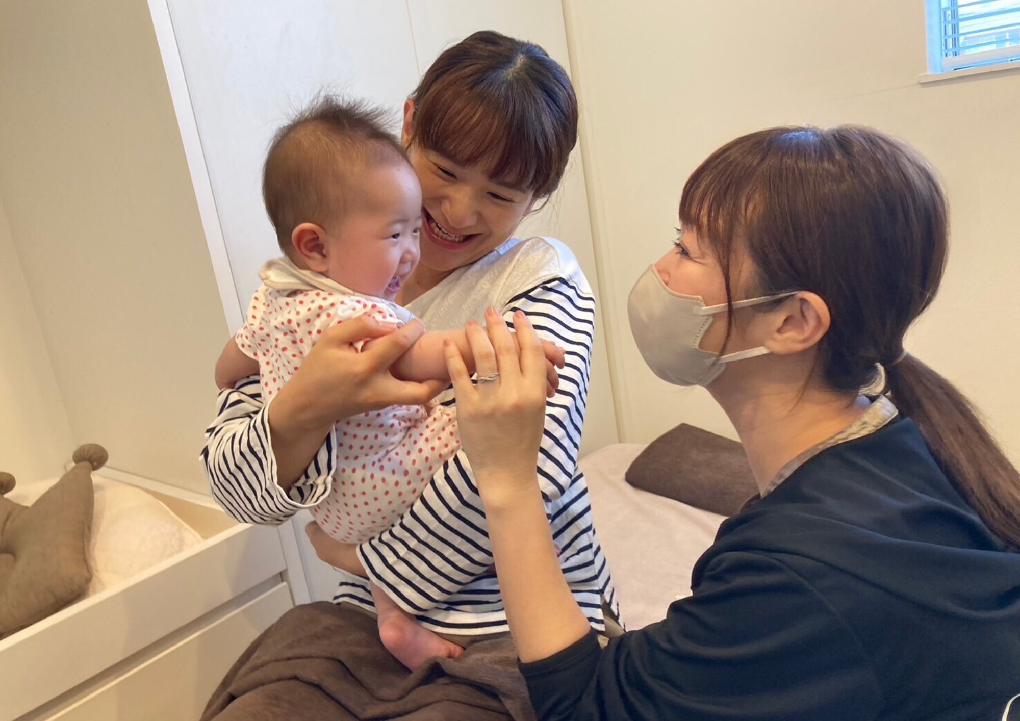 助産師が利用者に寄り添ってケアをしている様子